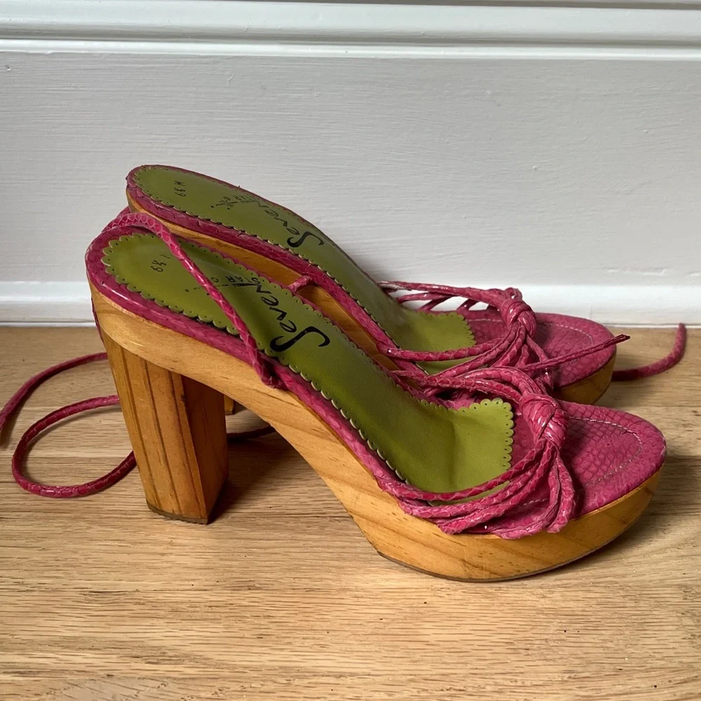 Vintage pink & green leather snakeskin platform sandal with wooden heel and ties - Picture 2 of 3